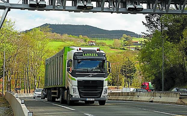 Un camión atraviesa uno de los arcos de la N-1.