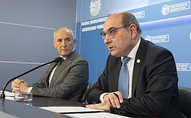 El consejero de Salud, Jon Darpón, en la rueda de prensa. 