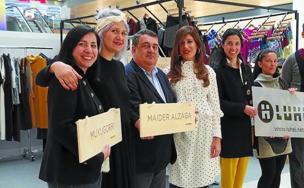 Los diseñadores del espacio ubicado en Garbera con la gerente del centro, Nuria Vegas, el concejal Ernesto Gasco y la directora del clúster de la Moda, Laura Chamorro. 