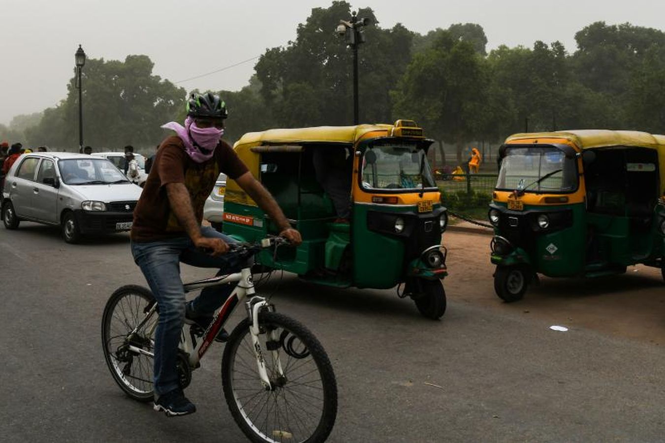 Las tormentas de polvo azotaron el norte de India matando al menos a 77 personas e hiriendo a 143 debido a fuertes vientos que arrasaron los árboles y las paredes.