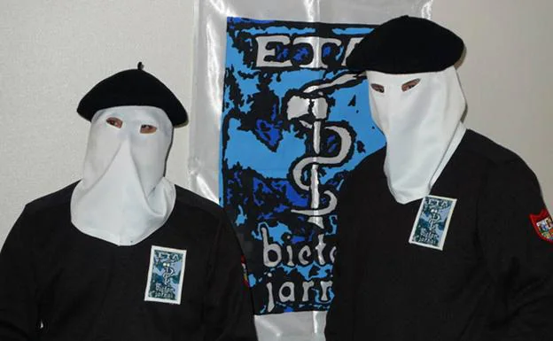Dos miembros de ETA en una imagen de archivo tomada en 2011.