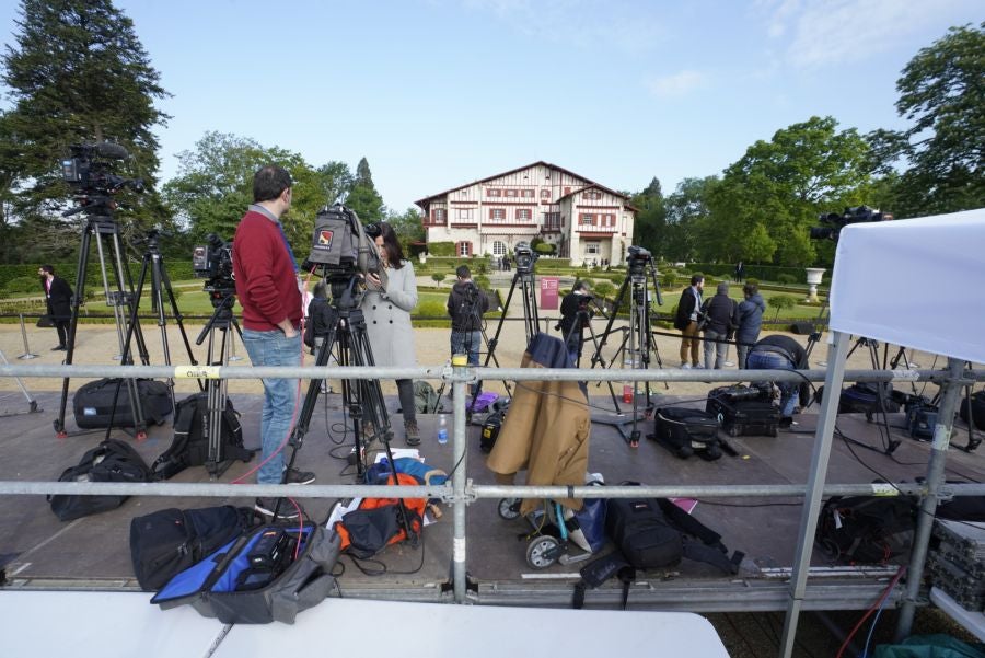 Villa Arnaga acoge la escenificación del final de ETA. Decenas de periodistas y hasta 89 invitados presenciarán la certificación del fin de la banda armada. 
