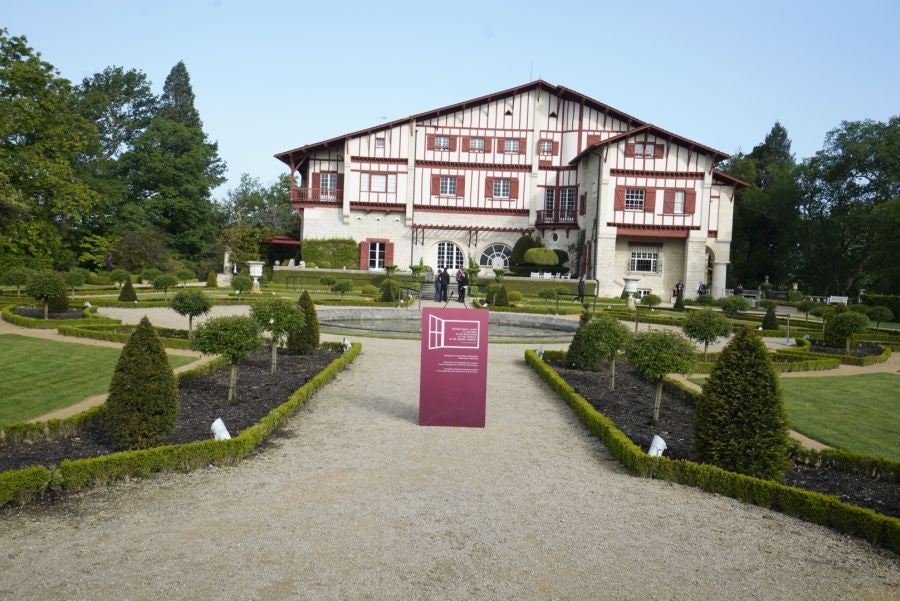 Villa Arnaga acoge la escenificación del final de ETA. Decenas de periodistas y hasta 89 invitados presenciarán la certificación del fin de la banda armada. 