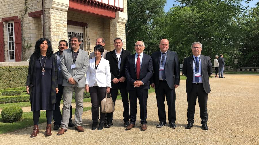 Villa Arnaga acoge la escenificación del final de ETA. Decenas de periodistas y hasta 89 invitados presenciarán la certificación del fin de la banda armada. 