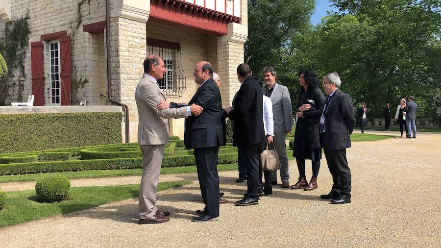 Villa Arnaga acoge la escenificación del final de ETA. Decenas de periodistas y hasta 89 invitados presenciarán la certificación del fin de la banda armada. 