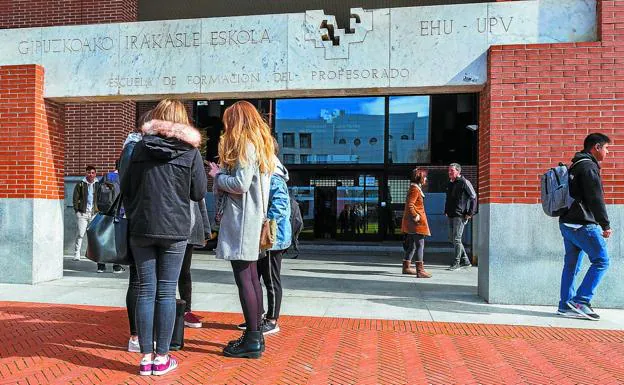 Entrada principal de la Escuela de Magisterio de Donostia.