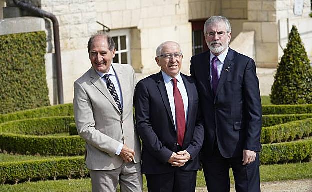 Galería. Brian Currin, Jean-René Etchegaray, alcalde de Baiona y presidente de la Mancomunidad de Iparralde y Gerry Adams posan ante villa Arnaga. 