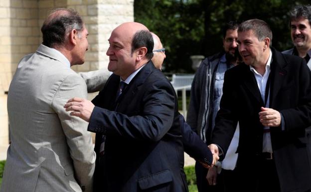 Arnaldo Otegi y Andoni Ortuzar saludan a Brian Currin antes del inicio de la reunión.