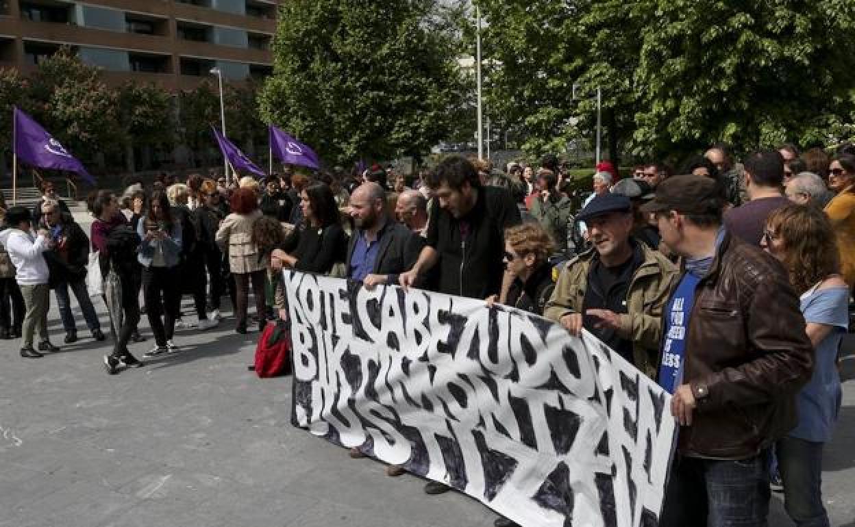 Acto de protesta contra Kote Cabezudo esta mañana ante los juzgados de San Sebastián. 