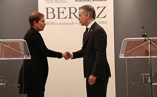 Uxue Barkos e Iñigo Urkullu se saludan en el inicio del acto desarrollado en el Señoría de Bertiz. 