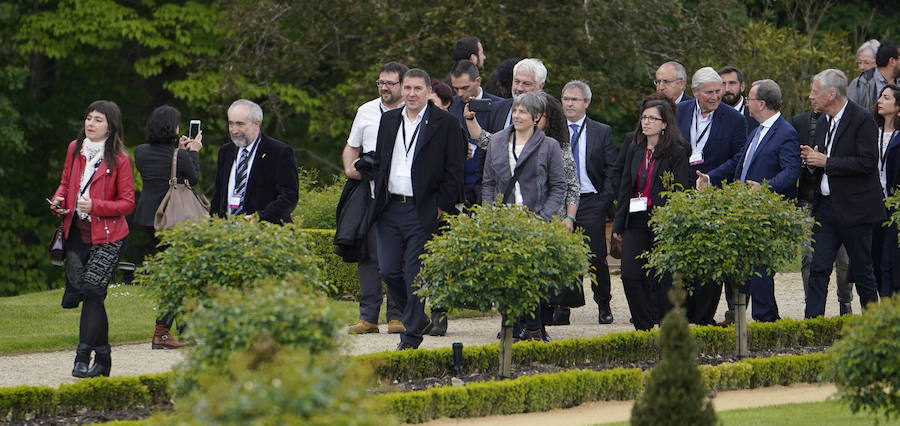La villa Arnaga, en Kanbo, ha acogido la cumbre, organizada por el Grupo Internacional de Contacto (GIC), el Foro Social Permanente y la asociación vascofrancesa Bake Bidea, y que ha reunido a «personalidades internacionales» que han avalado la decisión de disolverse hecha pública este jueves por ETA.