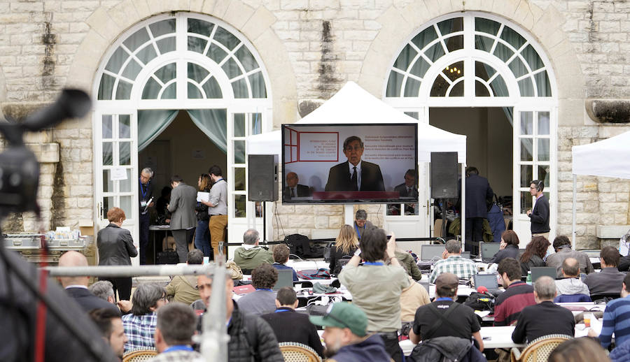 La villa Arnaga, en Kanbo, ha acogido la cumbre, organizada por el Grupo Internacional de Contacto (GIC), el Foro Social Permanente y la asociación vascofrancesa Bake Bidea, y que ha reunido a «personalidades internacionales» que han avalado la decisión de disolverse hecha pública este jueves por ETA.
