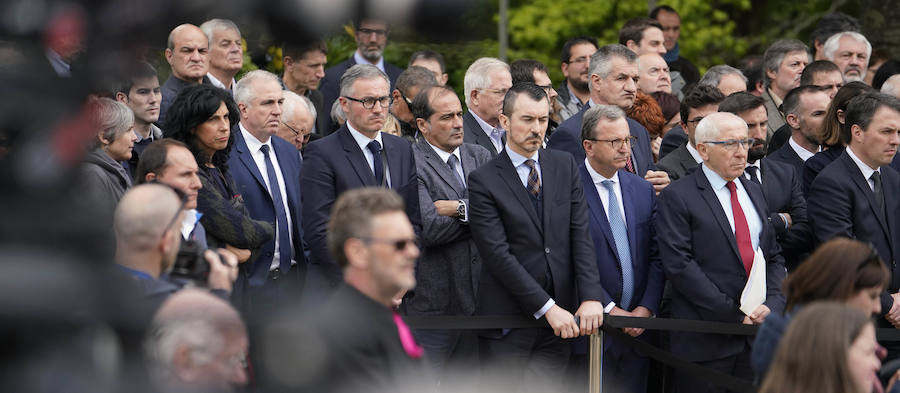 La villa Arnaga, en Kanbo, ha acogido la cumbre, organizada por el Grupo Internacional de Contacto (GIC), el Foro Social Permanente y la asociación vascofrancesa Bake Bidea, y que ha reunido a «personalidades internacionales» que han avalado la decisión de disolverse hecha pública este jueves por ETA.