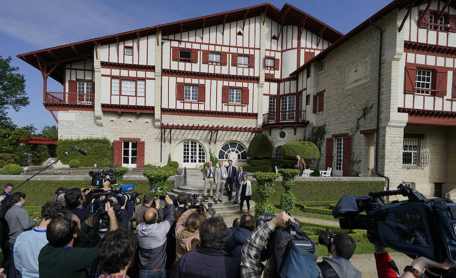 La villa Arnaga, en Kanbo, ha acogido la cumbre, organizada por el Grupo Internacional de Contacto (GIC), el Foro Social Permanente y la asociación vascofrancesa Bake Bidea, y que ha reunido a «personalidades internacionales» que han avalado la decisión de disolverse hecha pública este jueves por ETA.
