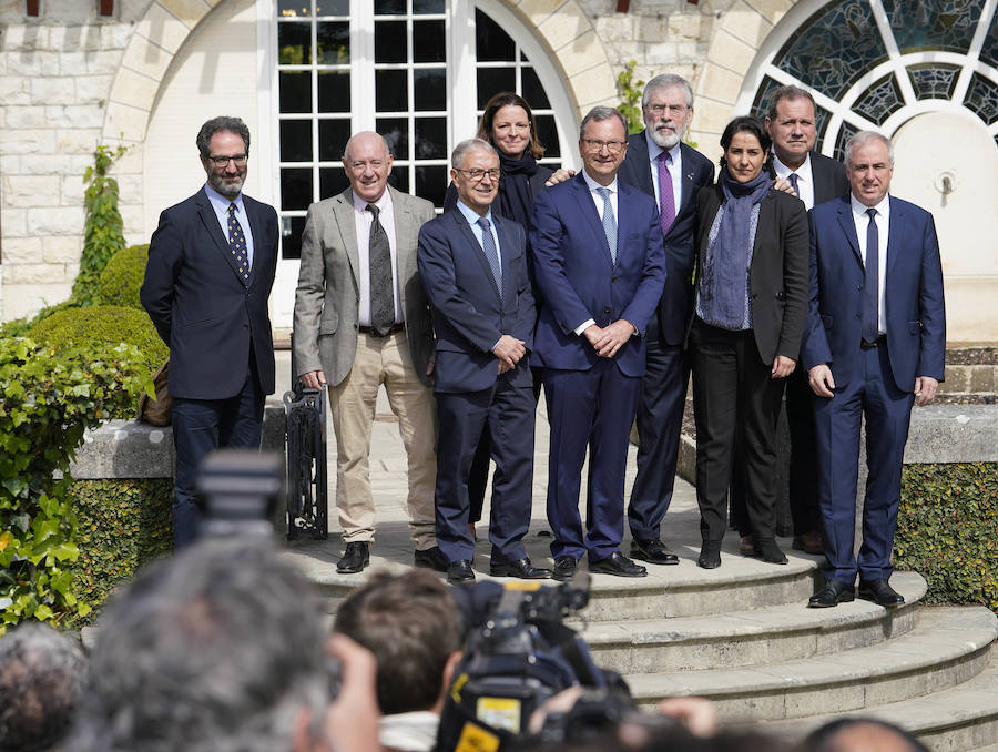 La villa Arnaga, en Kanbo, ha acogido la cumbre, organizada por el Grupo Internacional de Contacto (GIC), el Foro Social Permanente y la asociación vascofrancesa Bake Bidea, y que ha reunido a «personalidades internacionales» que han avalado la decisión de disolverse hecha pública este jueves por ETA.