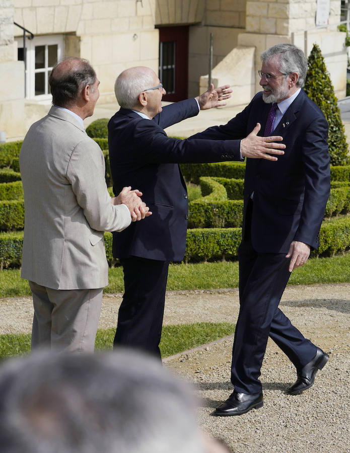 La villa Arnaga, en Kanbo, ha acogido la cumbre, organizada por el Grupo Internacional de Contacto (GIC), el Foro Social Permanente y la asociación vascofrancesa Bake Bidea, y que ha reunido a «personalidades internacionales» que han avalado la decisión de disolverse hecha pública este jueves por ETA.