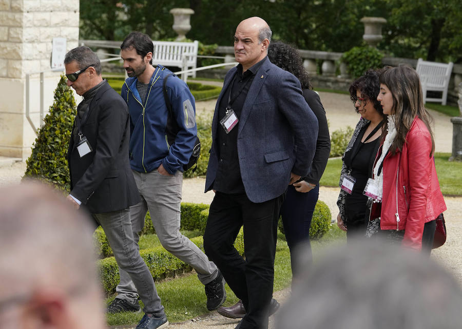 La villa Arnaga, en Kanbo, ha acogido la cumbre, organizada por el Grupo Internacional de Contacto (GIC), el Foro Social Permanente y la asociación vascofrancesa Bake Bidea, y que ha reunido a «personalidades internacionales» que han avalado la decisión de disolverse hecha pública este jueves por ETA.