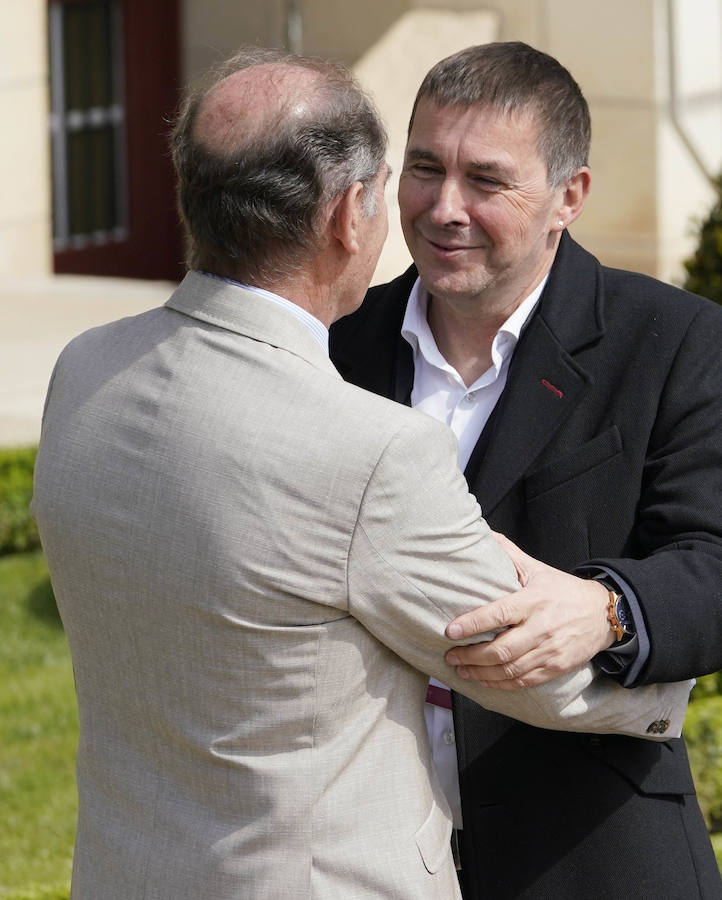 La villa Arnaga, en Kanbo, ha acogido la cumbre, organizada por el Grupo Internacional de Contacto (GIC), el Foro Social Permanente y la asociación vascofrancesa Bake Bidea, y que ha reunido a «personalidades internacionales» que han avalado la decisión de disolverse hecha pública este jueves por ETA.
