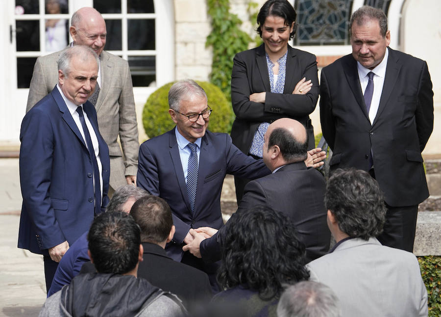 La villa Arnaga, en Kanbo, ha acogido la cumbre, organizada por el Grupo Internacional de Contacto (GIC), el Foro Social Permanente y la asociación vascofrancesa Bake Bidea, y que ha reunido a «personalidades internacionales» que han avalado la decisión de disolverse hecha pública este jueves por ETA.