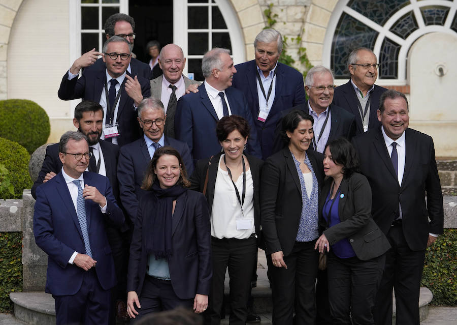 La villa Arnaga, en Kanbo, ha acogido la cumbre, organizada por el Grupo Internacional de Contacto (GIC), el Foro Social Permanente y la asociación vascofrancesa Bake Bidea, y que ha reunido a «personalidades internacionales» que han avalado la decisión de disolverse hecha pública este jueves por ETA.