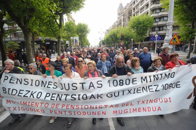 Miles de pensionistas han salido a las calles de la capital guipuzcoana para reivindicar, una vez más, por sus derechos. 