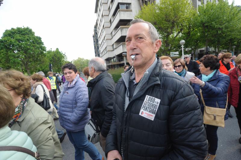 Miles de pensionistas han salido a las calles de la capital guipuzcoana para reivindicar, una vez más, por sus derechos. 
