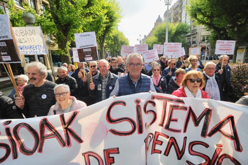 Miles de pensionistas han salido a las calles de la capital guipuzcoana para reivindicar, una vez más, por sus derechos. 