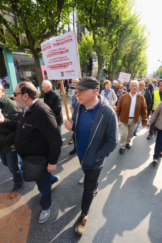 Miles de pensionistas han salido a las calles de la capital guipuzcoana para reivindicar, una vez más, por sus derechos. 