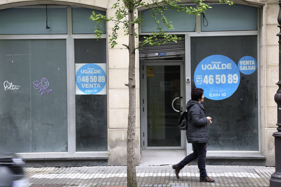 'La Zona' bullía en los ochenta y noventa, pero hoy no hay donde tomar una copa. El apagón hostelero de la calle San Bartolomé se ha extendido ya a media calle San Martín donde dos de cada tres comercios tiene la persiana permanentemente bajada, según recoge un estudio elaborado por la Sociedad de Fomento. 