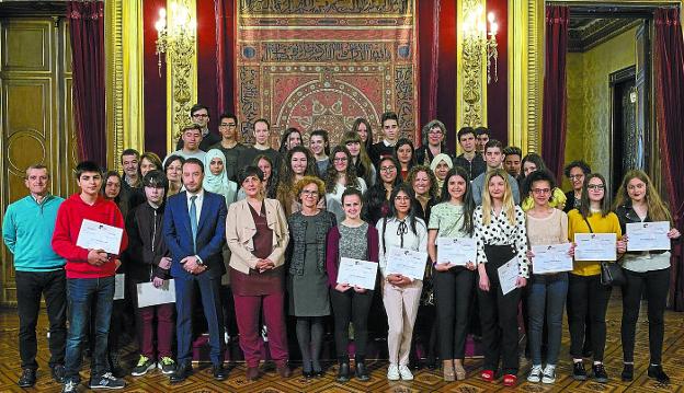 Alumnos del ciclo Jakin-mina, organizado por Jakiunde, posan con sus diplomas.