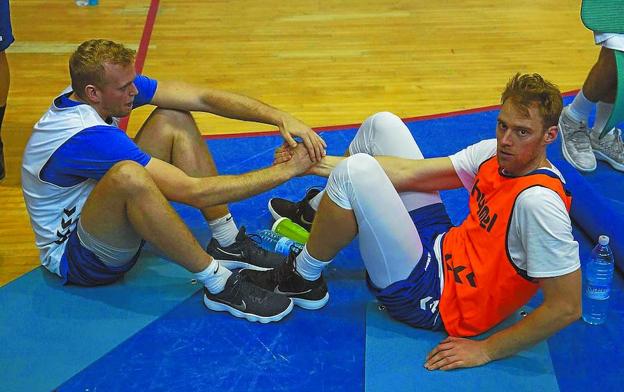 Daniel Clark y Henk Norel, dos de las dudas para mañana, en un entrenamiento del GBC.