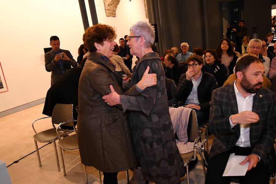 Este sábado se ha clausurado, en el centro Koldo Mitxelena de San Sebastián, la exposición «Luces en la memoria», que ha reunido la obra de seis artistas que, mediante la creación, han reflexionado sobre el terrorismo de ETA como una forma de mantener viva la dignidad de las víctimas. El acto ha estado presidido por el diputado general de Gipuzkoa, Markel Olano, quien ha recordado a a las víctimas de ETA y ha apelado a convivir «desde el respeto al diferente».