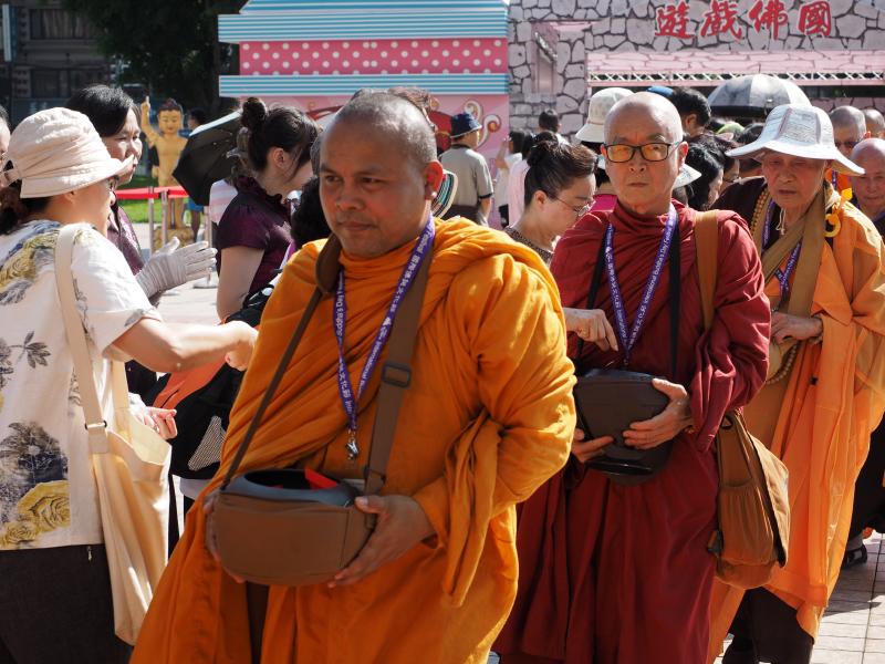 Monjes budistas de la nueva ciudad de Taipei, Taiwan, celebran el cumpleaños de Buda. Este Príncipe de Siddhartha nació hace 2500 años en Lumbini, actual Nepal, y mueve a miles de monjes budistas y creyentes de todo el mundo. 