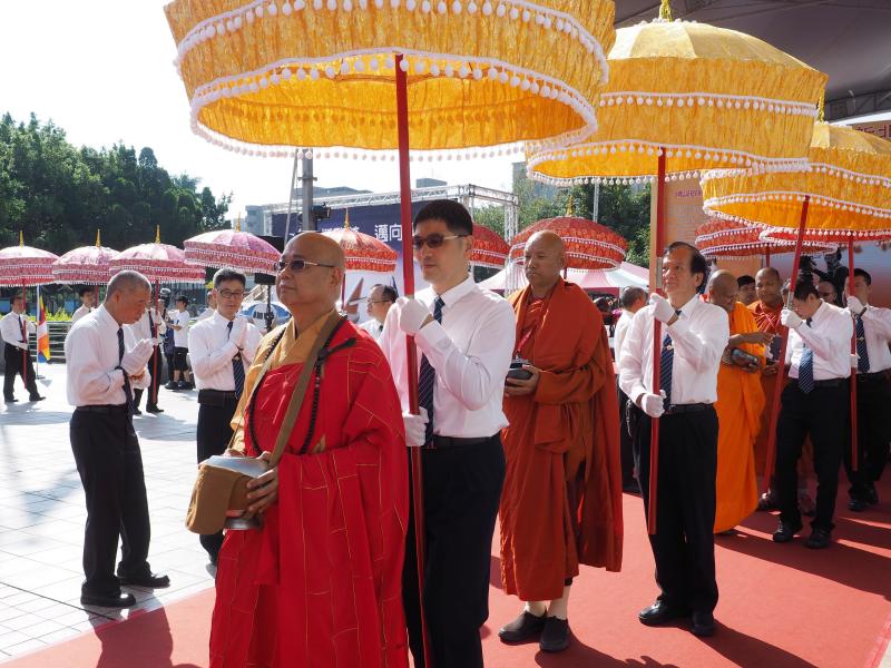 Monjes budistas de la nueva ciudad de Taipei, Taiwan, celebran el cumpleaños de Buda. Este Príncipe de Siddhartha nació hace 2500 años en Lumbini, actual Nepal, y mueve a miles de monjes budistas y creyentes de todo el mundo. 