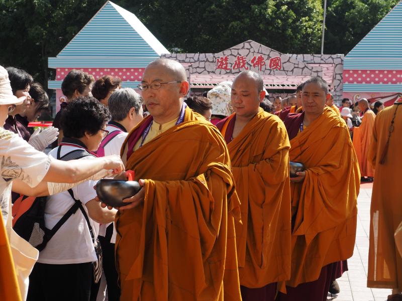 Monjes budistas de la nueva ciudad de Taipei, Taiwan, celebran el cumpleaños de Buda. Este Príncipe de Siddhartha nació hace 2500 años en Lumbini, actual Nepal, y mueve a miles de monjes budistas y creyentes de todo el mundo. 