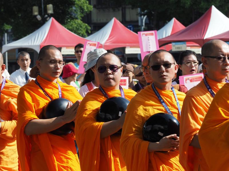 Monjes budistas de la nueva ciudad de Taipei, Taiwan, celebran el cumpleaños de Buda. Este Príncipe de Siddhartha nació hace 2500 años en Lumbini, actual Nepal, y mueve a miles de monjes budistas y creyentes de todo el mundo. 