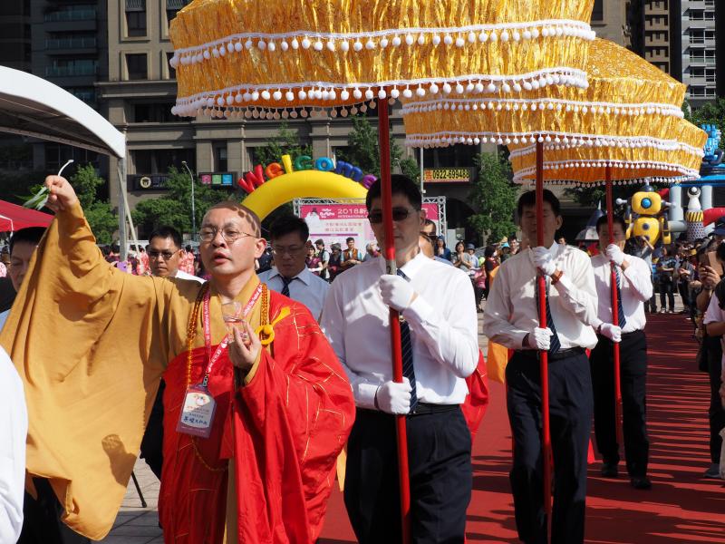 Monjes budistas de la nueva ciudad de Taipei, Taiwan, celebran el cumpleaños de Buda. Este Príncipe de Siddhartha nació hace 2500 años en Lumbini, actual Nepal, y mueve a miles de monjes budistas y creyentes de todo el mundo. 