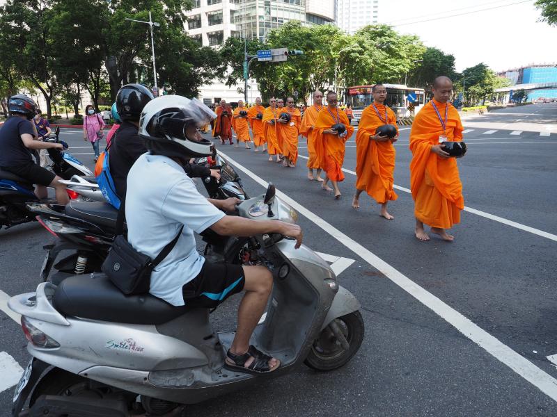 Monjes budistas de la nueva ciudad de Taipei, Taiwan, celebran el cumpleaños de Buda. Este Príncipe de Siddhartha nació hace 2500 años en Lumbini, actual Nepal, y mueve a miles de monjes budistas y creyentes de todo el mundo. 
