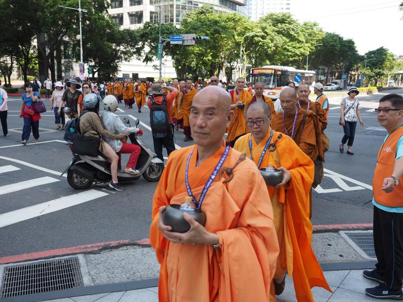 Monjes budistas de la nueva ciudad de Taipei, Taiwan, celebran el cumpleaños de Buda. Este Príncipe de Siddhartha nació hace 2500 años en Lumbini, actual Nepal, y mueve a miles de monjes budistas y creyentes de todo el mundo. 