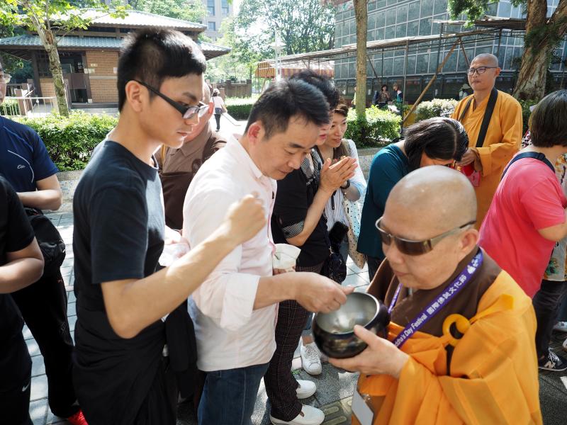 Monjes budistas de la nueva ciudad de Taipei, Taiwan, celebran el cumpleaños de Buda. Este Príncipe de Siddhartha nació hace 2500 años en Lumbini, actual Nepal, y mueve a miles de monjes budistas y creyentes de todo el mundo. 