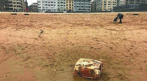 El paquete, ayer al mediodía en la playa de la Zurriola. 