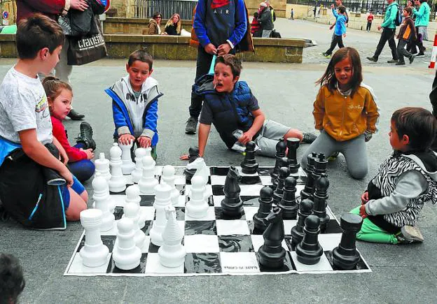 Grandes y pequeños. El ajedrez es un deporte apto para todas las edades, tal y como se demuestra en estas imágenes. 