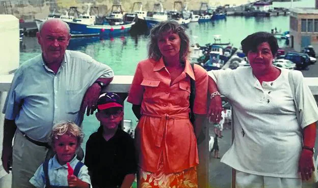 Tomás, junto a su hija María, dos de sus nietos y su mujer Pili en el verano de 1996 en L'Hospitalet.