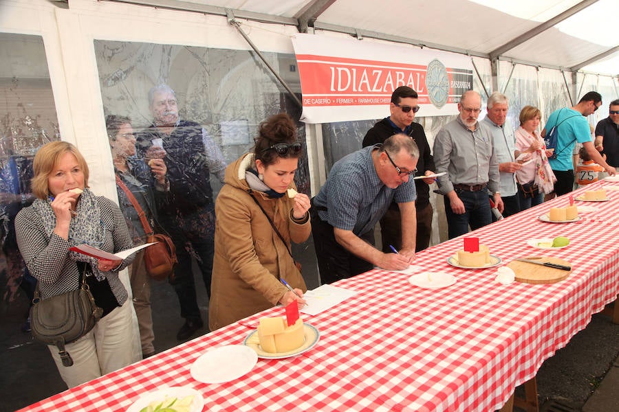 Idiazabal ha vivido este domingo una nueva edición de la Feria del Queso Vasco.