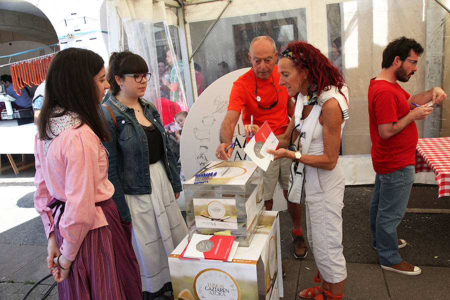 Idiazabal ha vivido este domingo una nueva edición de la Feria del Queso Vasco.