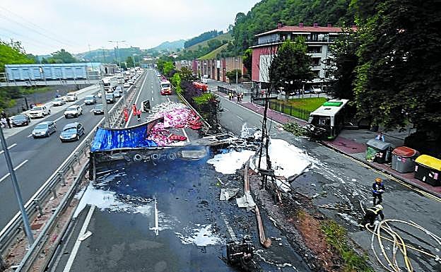 El camión quedó volcado tras impactar contra el autobús. 