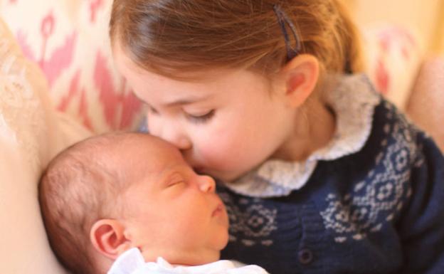 La princesa Carlota besa a su hermano Luis, en una fotografía tomada por su madre el pasado 2 de mayo. 