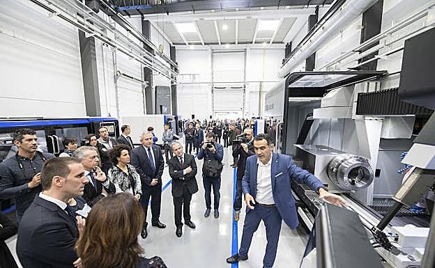 El lehendakari, Iñigo Urkullu, durante su visita a la sede de IK4-Ideko en Elgoibar.