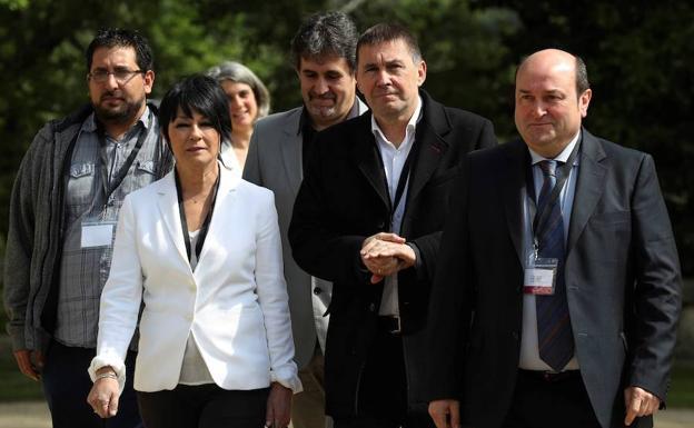 Los dirigentes de la izquierda abertzale, Arnaldo Otegi, en el centro, y Maddalen Iriarte a la izquierda, junto a Andoni Ortuzar, a la derecha, del PNV durante el acto de Cambo