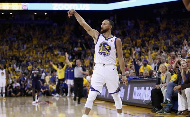 Stephen Curry lanza a canasta ante los Pelicans. 